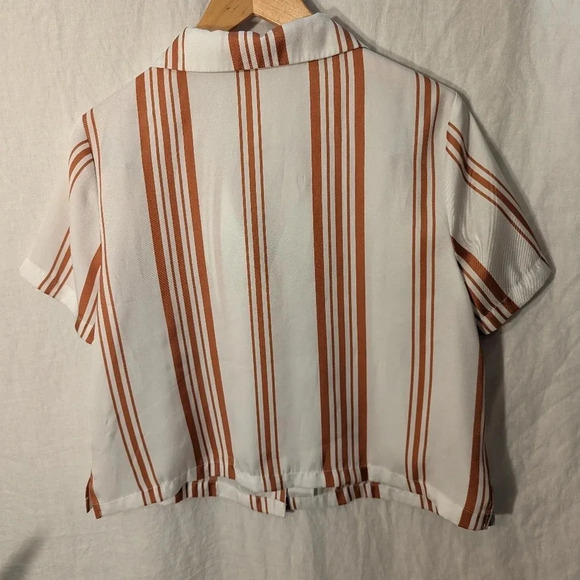 Forever 21 cropped button up, cream and peach stripes, womnen's size Large T23 - Picture 2 of 4